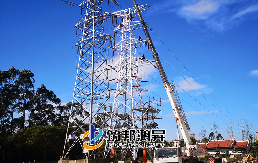 電力鐵塔桿塔安裝施工現場