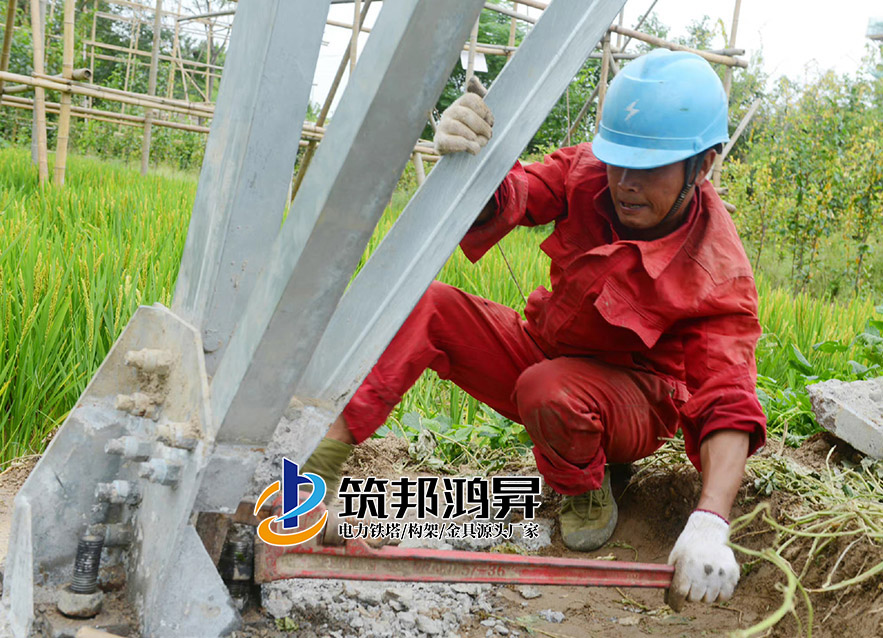 電力鐵塔桿塔安裝施工現場