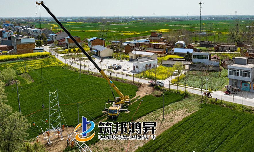 電力鐵塔桿塔安裝施工現場