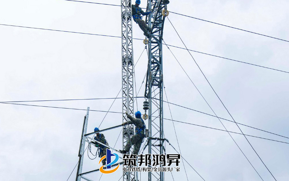 電力鐵塔桿塔安裝施工現場